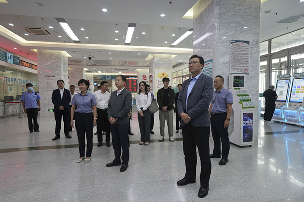 【調(diào)研新聞】中山大學(xué)理學(xué)院黃永盛院長(zhǎng)、赤峰學(xué)院孟和巴特爾書(shū)記一行蒞臨我院調(diào)研、指導(dǎo)工作